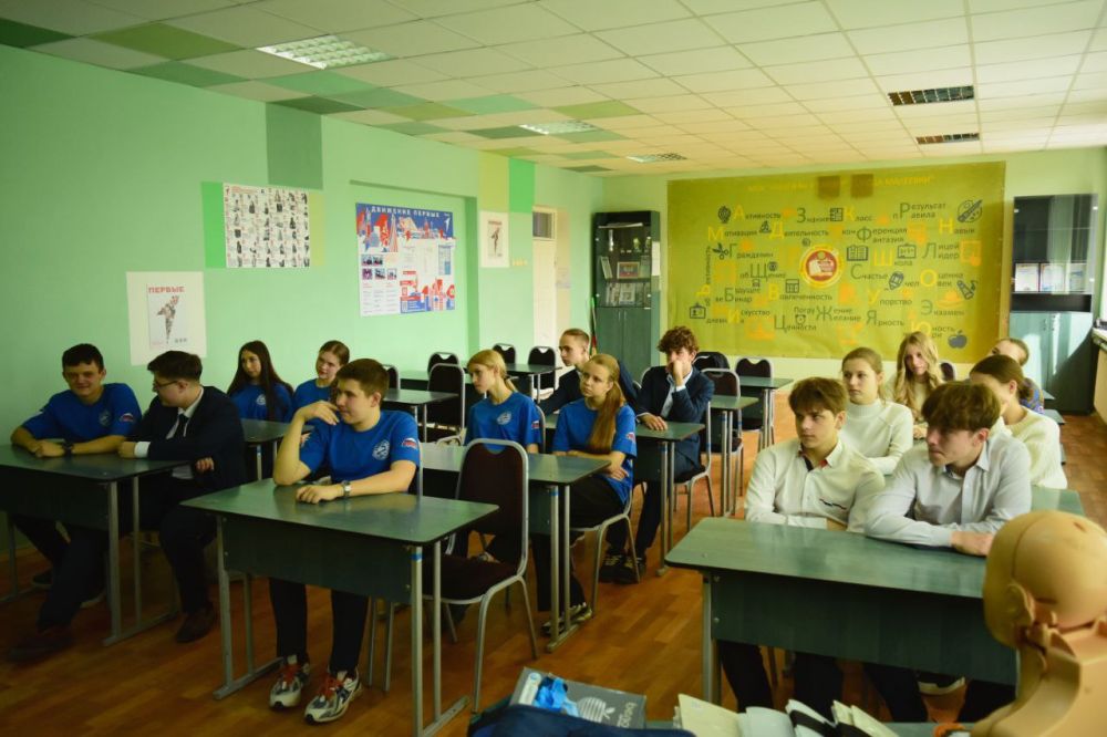 Добровольцы Донецкого РО ВСКС провели мастер-класс по основам оказания первой помощи для школьного спасательного отряда «Юный спасатель» из Макеевского лицея №1 Добровольцы Донецкого РО ВСКС провели мастер-класс по основам оказания первой помощи для школьного спасательного отряда «Юный спасатель» из Макеевского лицея №1