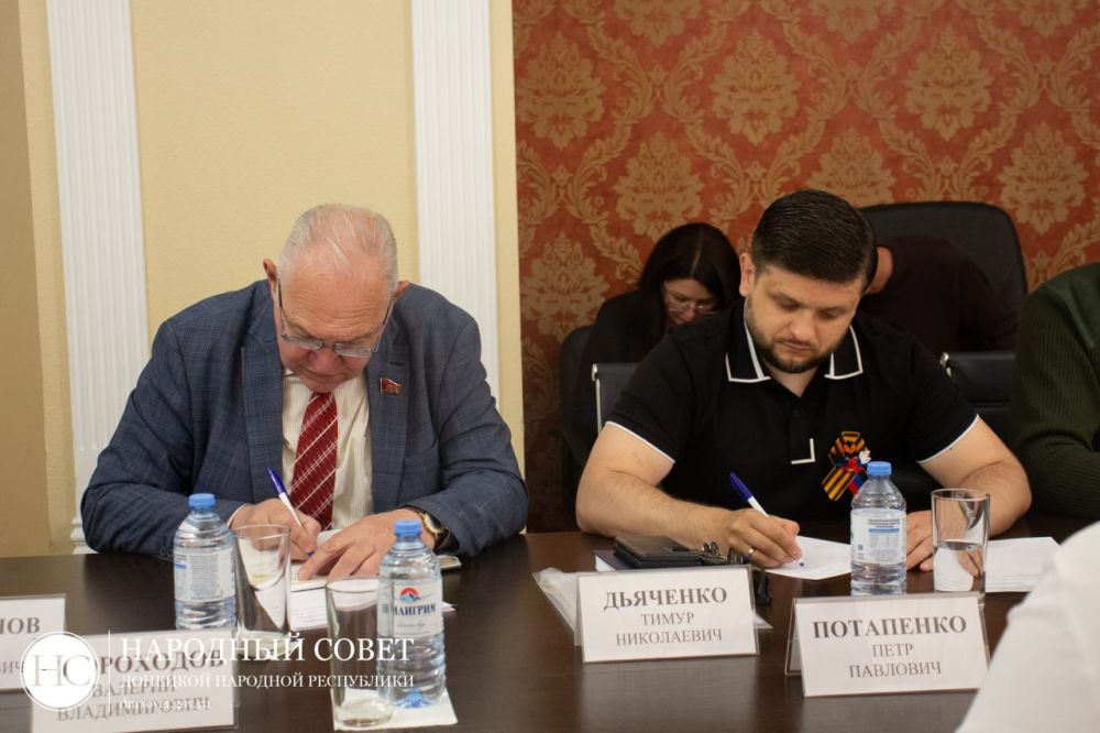 Константин Кузьмин: Сегодня провел очередное совещание с членами Президиума Народного Совета ДНР и председателями комитетов Константин Кузьмин: Сегодня провел очередное совещание с членами Президиума Народного Совета ДНР и председателями комитетов