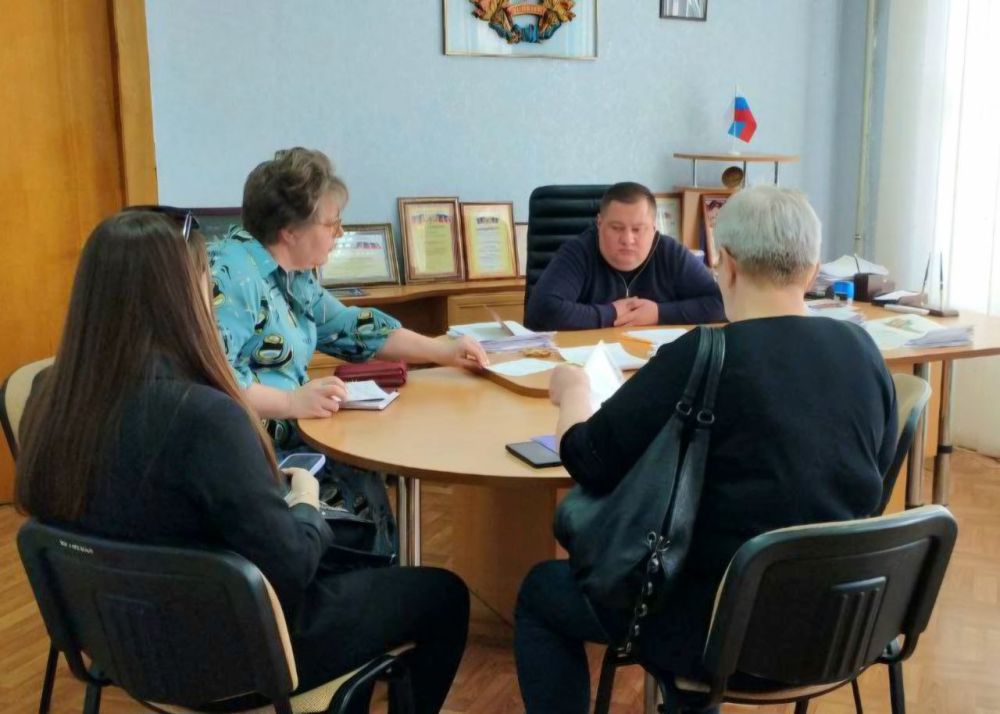 В понедельник, 5 мая, руководитель Управы Куйбышевского внутригородского района Администрации городского округа Донецк Иван Адамец провел прием граждан В понедельник, 5 мая, руководитель Управы Куйбышевского внутригородского района Администрации городского округа Донецк Иван Адамец провел прием граждан