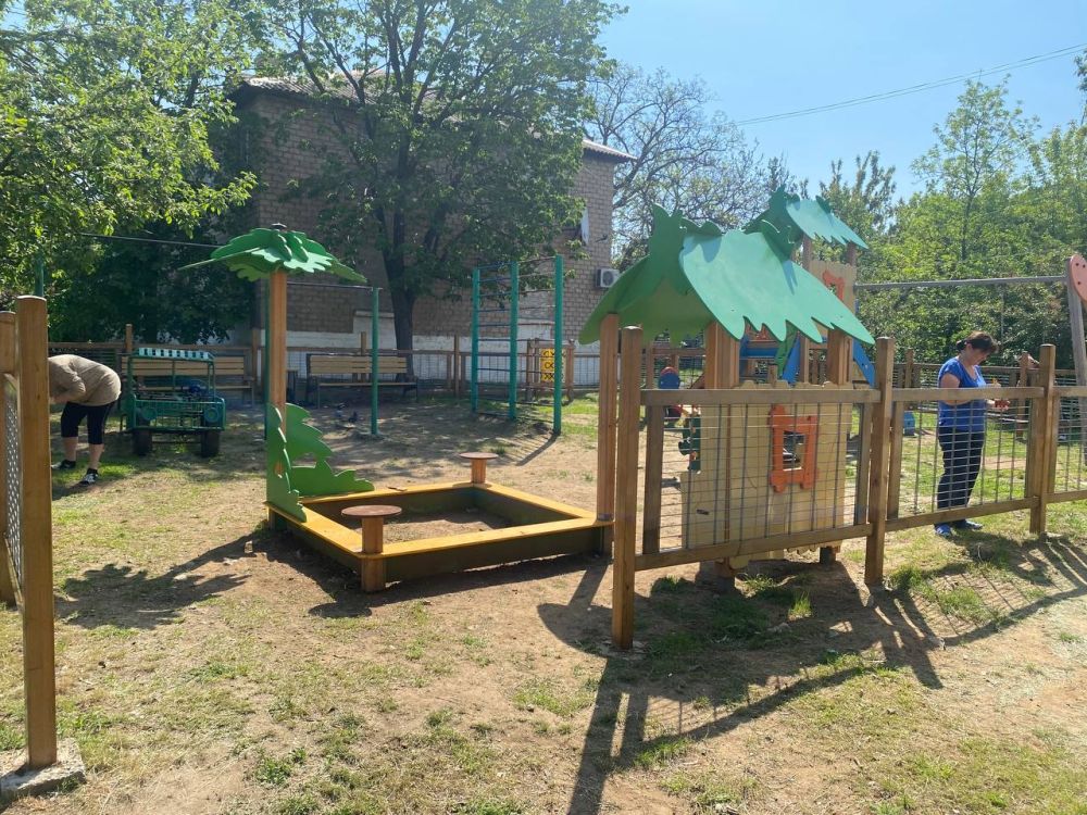Жители города Ждановка присоединились к благоустройству своих придомовых территорий Жители города Ждановка присоединились к благоустройству своих придомовых территорий