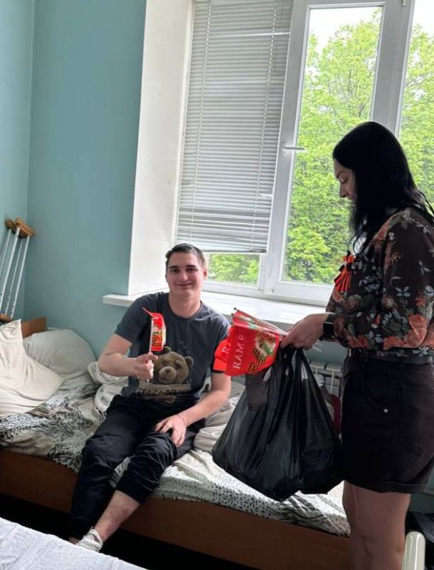 Активистки Женского движения Единой России Ясиноватой поздравили раненых военнослужащих с Днём Победы! Активистки Женского движения Единой России Ясиноватой поздравили раненых военнослужащих с Днём Победы!