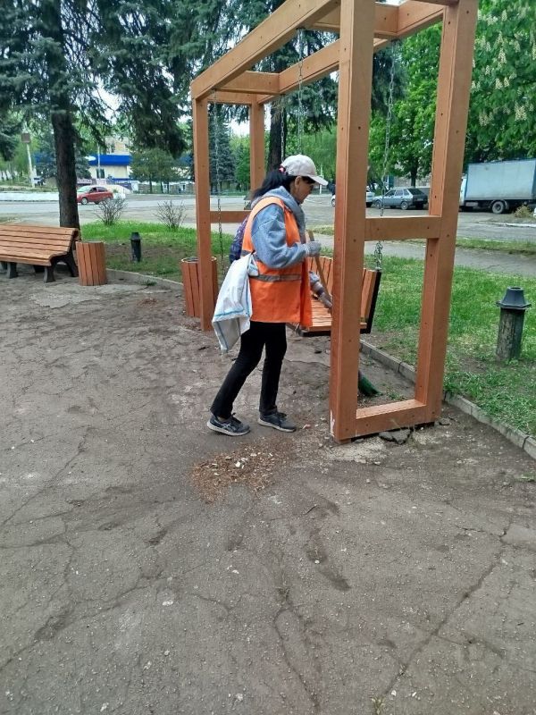 Коммунальщики Снежного продолжают благоустраивать территории общего пользования Коммунальщики Снежного продолжают благоустраивать территории общего пользования