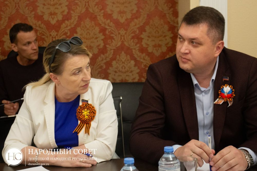 Константин Кузьмин: Сегодня провел очередное совещание с членами Президиума Народного Совета ДНР и председателями комитетов Константин Кузьмин: Сегодня провел очередное совещание с членами Президиума Народного Совета ДНР и председателями комитетов