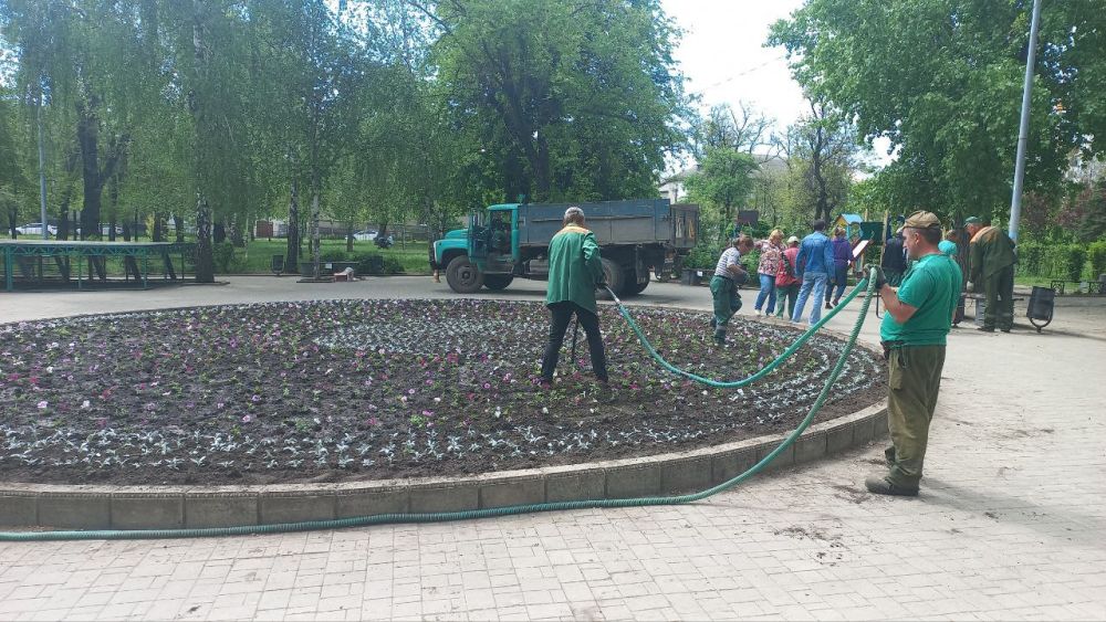 Валентин Левченко: Работниками зеленстроя проводятся работы по высадке цветов и покраске лавочек в сквере им. Арсена Павлова Валентин Левченко: Работниками зеленстроя проводятся работы по высадке цветов и покраске лавочек в сквере им. Арсена Павлова