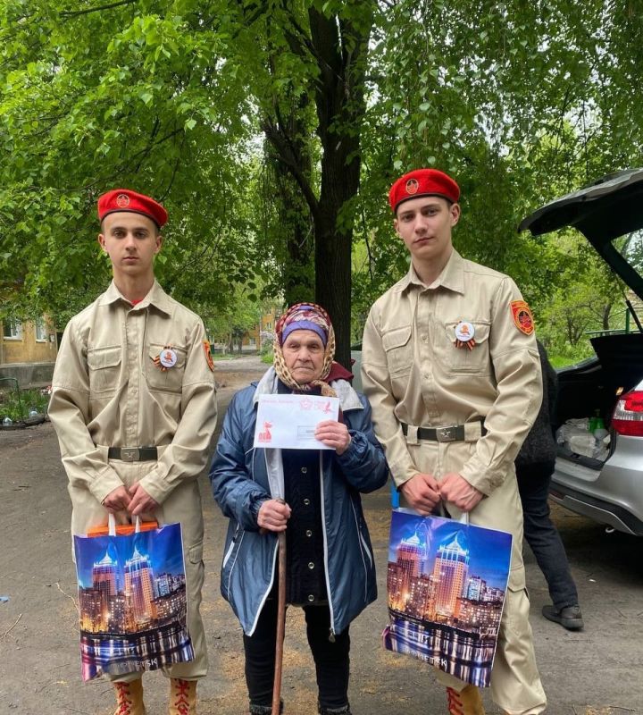 Юнармейцы ВПСК "Гагаринцы", воспитанники 11 класса ГБОУ "Школы №18 г.о. Торез" в преддверии Дня Победы передали поздравительные письма Президента Российской Федерации ветеранам Великой Отечественной войны и труженикам тыла... Юнармейцы ВПСК "Гагаринцы", воспитанники 11 класса ГБОУ "Школы №18 г.о. Торез" в преддверии Дня Победы передали поздравительные письма Президента Российской Федерации ветеранам Великой Отечественной войны и труженикам тыла...