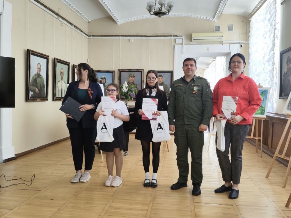 5 мая в Донецком республиканском художественном музее состоялась торжественная церемония награждения победителей Всероссийского творческого конкурса рисунков «Этих дней не смолкает слава» 5 мая в Донецком республиканском художественном музее состоялась торжественная церемония награждения победителей Всероссийского творческого конкурса рисунков «Этих дней не смолкает слава»