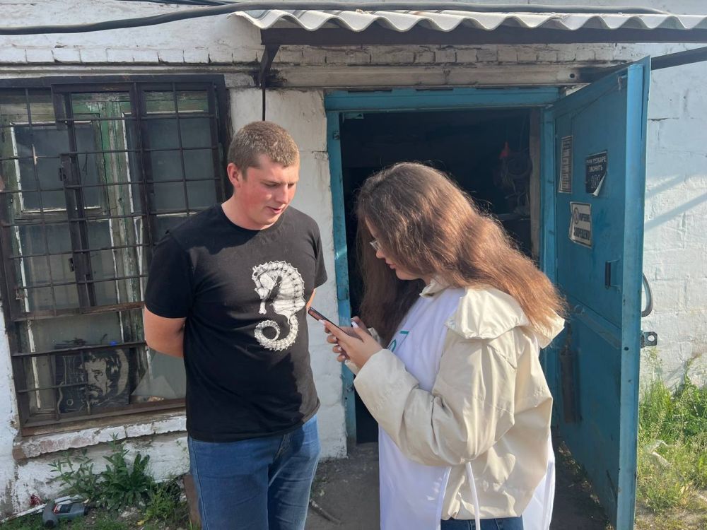 Волонтеры помогают жителям Кировского выбрать объекты благоустройства Волонтеры помогают жителям Кировского выбрать объекты благоустройства