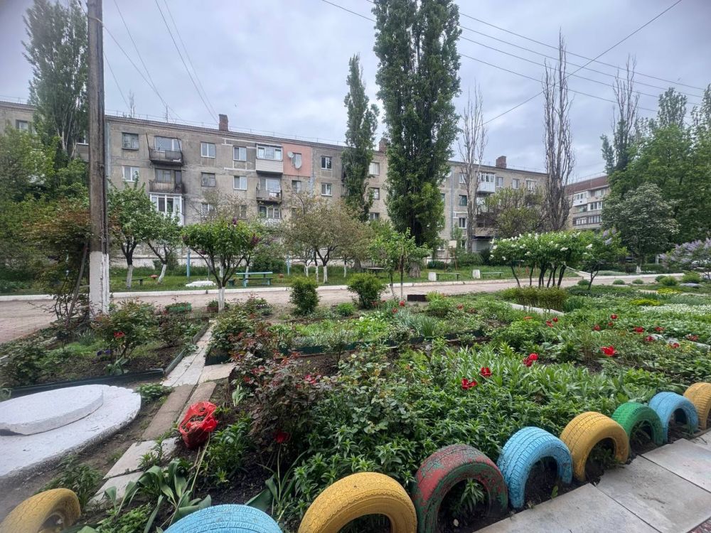 Активные жители города Ждановка благоустраивают придомовую территорию Активные жители города Ждановка благоустраивают придомовую территорию