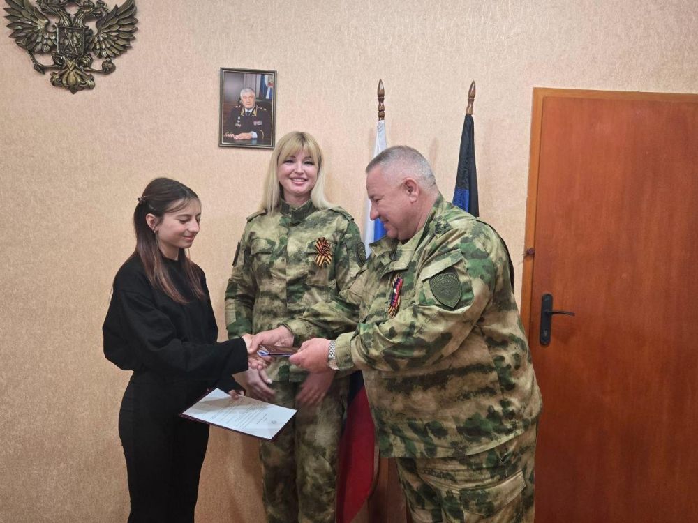 Сотрудники полиции вручили первые паспорта юным горловчанам Сотрудники полиции вручили первые паспорта юным горловчанам