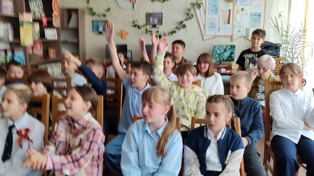 Урок гражданственности. 11 мая – одна из важнейших дат в истории Донецкой Народной Республики, ставшая символом мужества, стойкости и непоколебимости духа нашего народа, выразившего свое стремление к построению независимого... Урок гражданственности. 11 мая – одна из важнейших дат в истории Донецкой Народной Республики, ставшая символом мужества, стойкости и непоколебимости духа нашего народа, выразившего свое стремление к построению независимого...