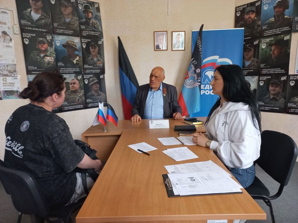 6 мая депутат Макеевского городского совета ДНР первого созыва Олег Венжега провел прием граждан по личным вопросам в общественной приемной Председателя ВПП «Единая Россия» Д.А. Медведева Советского внутригородского района... 6 мая депутат Макеевского городского совета ДНР первого созыва Олег Венжега провел прием граждан по личным вопросам в общественной приемной Председателя ВПП «Единая Россия» Д.А. Медведева Советского внутригородского района...