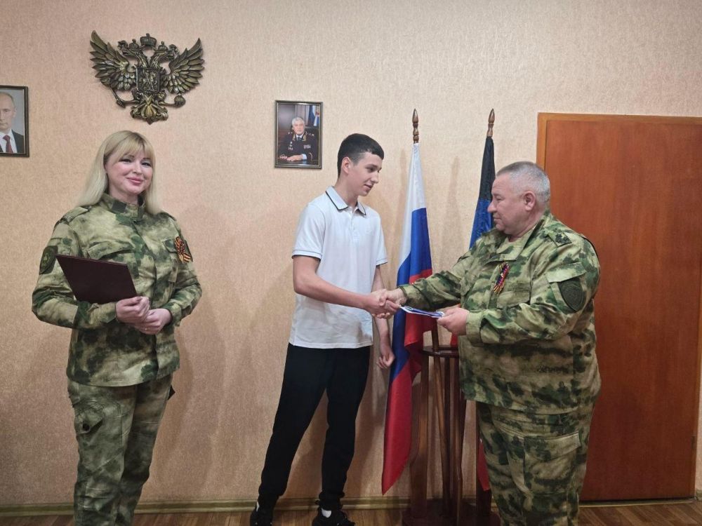 Сотрудники полиции вручили первые паспорта юным горловчанам Сотрудники полиции вручили первые паспорта юным горловчанам
