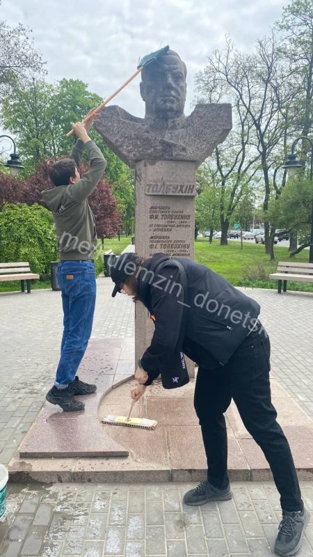 Алексей Кулемзин: Состоялась акция «Чистый обелиск», по партийному проекту «Историческая Память», посвященная подготовке и проведению празднования 80-й годовщины Победы в Великой Отечественной Войне, активистами партии... Алексей Кулемзин: Состоялась акция «Чистый обелиск», по партийному проекту «Историческая Память», посвященная подготовке и проведению празднования 80-й годовщины Победы в Великой Отечественной Войне, активистами партии...