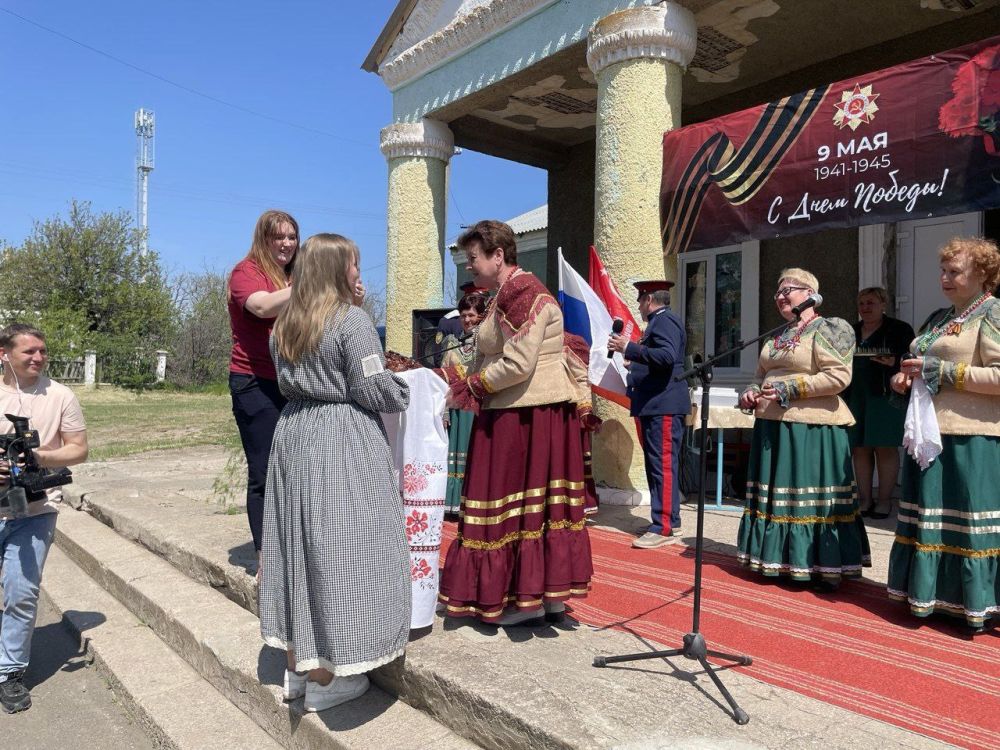 Сегодня Коньковский сельский дом культуры совместно с библиотекой и народным ансамблем "Станишники" встречали гостей с Первого Республиканского телеканала Сегодня Коньковский сельский дом культуры совместно с библиотекой и народным ансамблем "Станишники" встречали гостей с Первого Республиканского телеканала