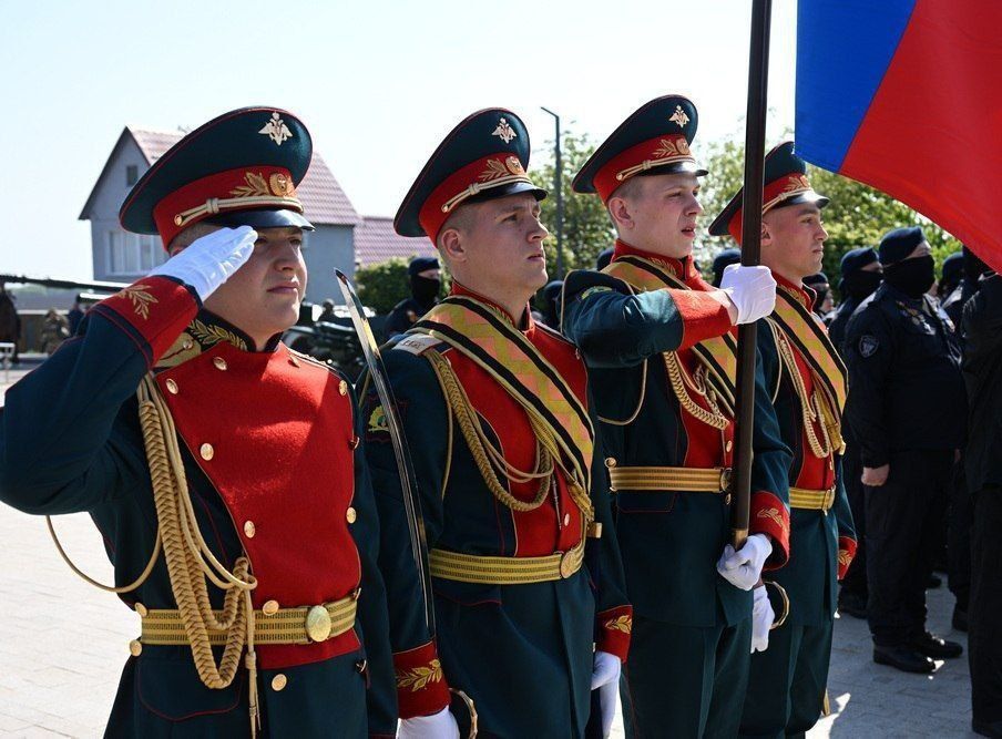 В преддверии Дня Победы Глава ДНР Денис Пушилин возложил цветы к Вечному огню на вершине кургана Саур-Могила В преддверии Дня Победы Глава ДНР Денис Пушилин возложил цветы к Вечному огню на вершине кургана Саур-Могила