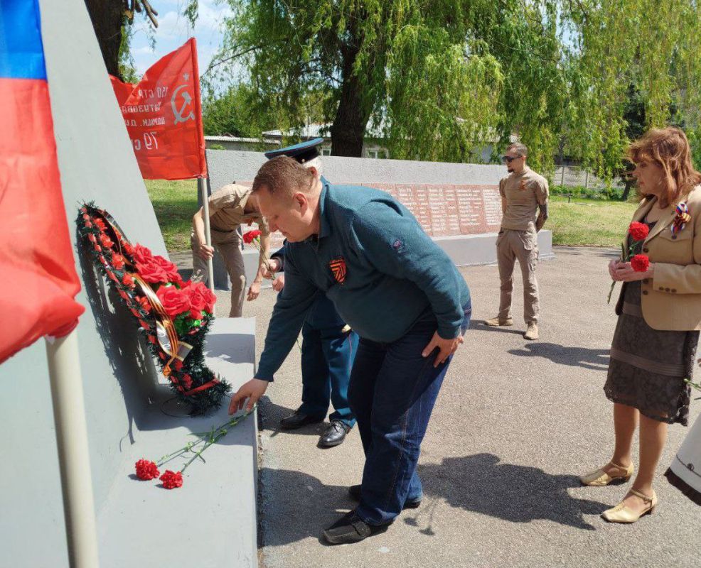 Валентин Левченко: Совместно с ветеранами Киевского района и военнослужащими, участниками СВО, почтили память героев и жертв Великой Отечественной войны у «Памятника воинам - землякам» минутой молчания Валентин Левченко: Совместно с ветеранами Киевского района и военнослужащими, участниками СВО, почтили память героев и жертв Великой Отечественной войны у «Памятника воинам - землякам» минутой молчания
