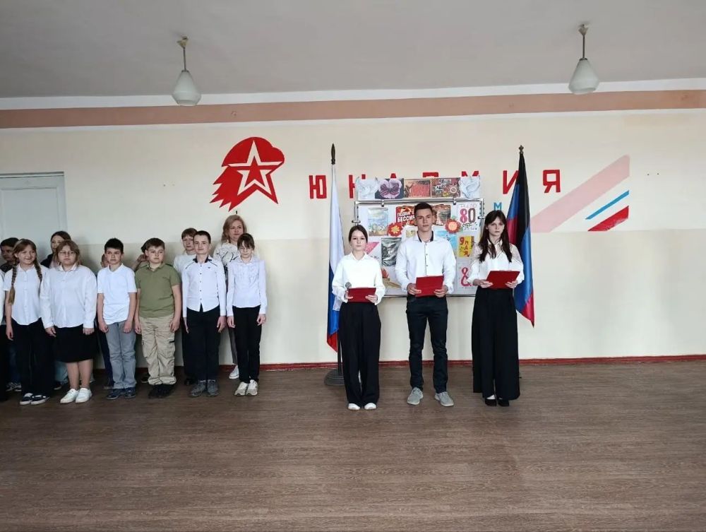 В Еленовской школе № 2 Докучаевска прошла торжественная линейка в преддверии Дня Победы В Еленовской школе № 2 Докучаевска прошла торжественная линейка в преддверии Дня Победы