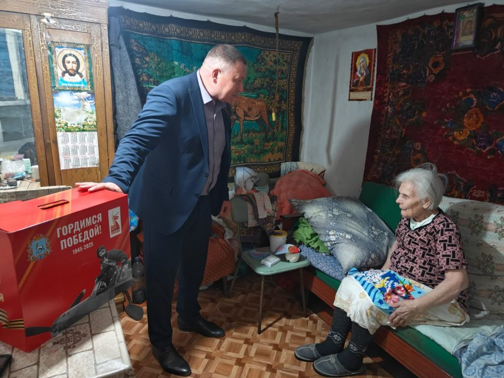 Сергей Ермаков: 6 мая в преддверии 80-летия Победы в Великой Отечественной войне посетил ветеранов, чтобы вручить им памятные подарки от администрации округа и Самарской области Сергей Ермаков: 6 мая в преддверии 80-летия Победы в Великой Отечественной войне посетил ветеранов, чтобы вручить им памятные подарки от администрации округа и Самарской области