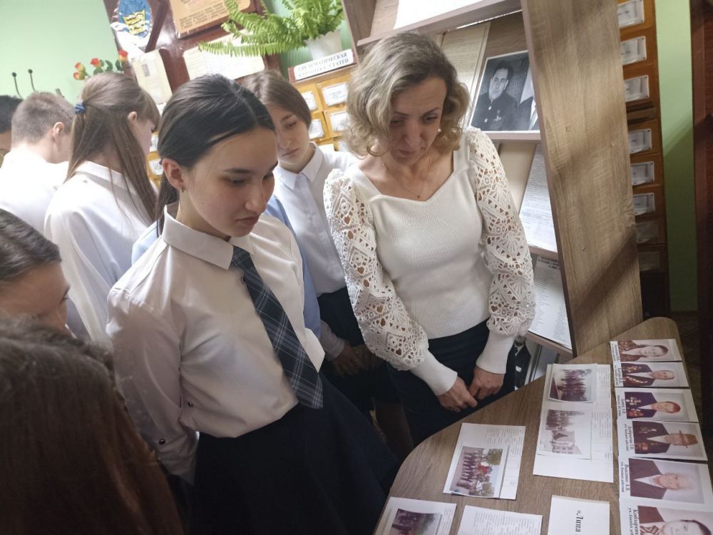 Школьники Кировского посетили выставку посвященную 80-й годовщине Великой Победы Школьники Кировского посетили выставку посвященную 80-й годовщине Великой Победы