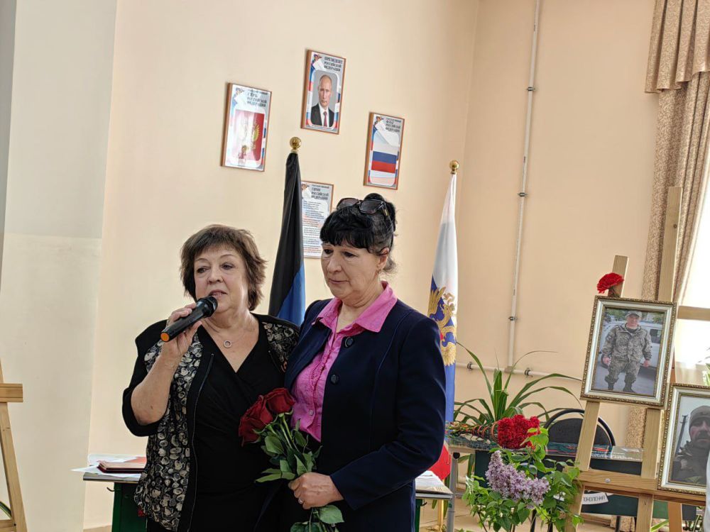 Парта родных героев. Сегодня в общеобразовательной школе № 7 был свой праздник со слезами на глазах Парта родных героев. Сегодня в общеобразовательной школе № 7 был свой праздник со слезами на глазах