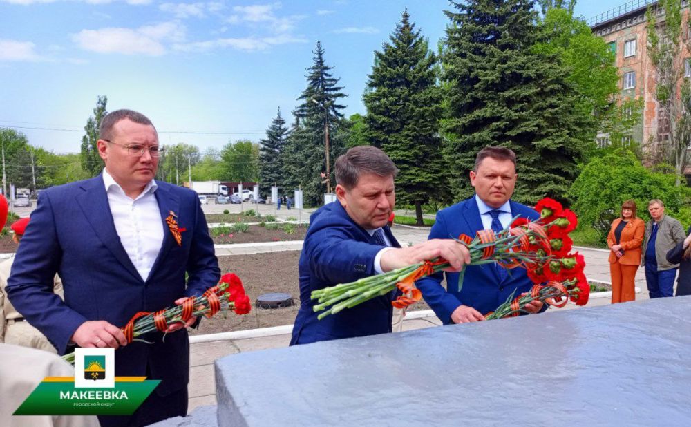 Александр Подгорный: 6 мая в преддверии Дня Победы на территории Макеевского металлургического завода торжественно открыли Аллею Славы Александр Подгорный: 6 мая в преддверии Дня Победы на территории Макеевского металлургического завода торжественно открыли Аллею Славы