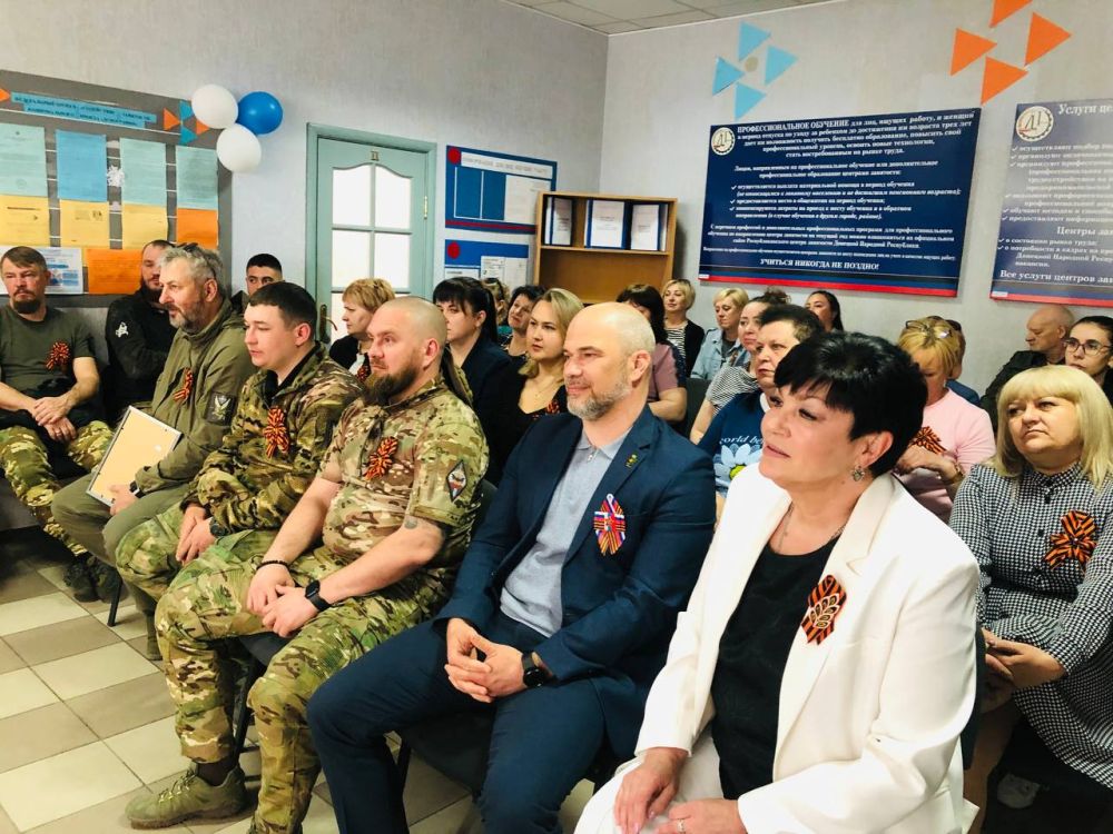 Вальс Победы. В преддверии 80-летия Великой Победы в ЖК «Вектор жизни – Работа для СВОих» при ЦЗ г.Дебальцево прошёл концерт Торжество собрало военнослужащих добровольческой бригады Св.Георгия и военных медиков-женщин, а... Вальс Победы. В преддверии 80-летия Великой Победы в ЖК «Вектор жизни – Работа для СВОих» при ЦЗ г.Дебальцево прошёл концерт Торжество собрало военнослужащих добровольческой бригады Св.Георгия и военных медиков-женщин, а...