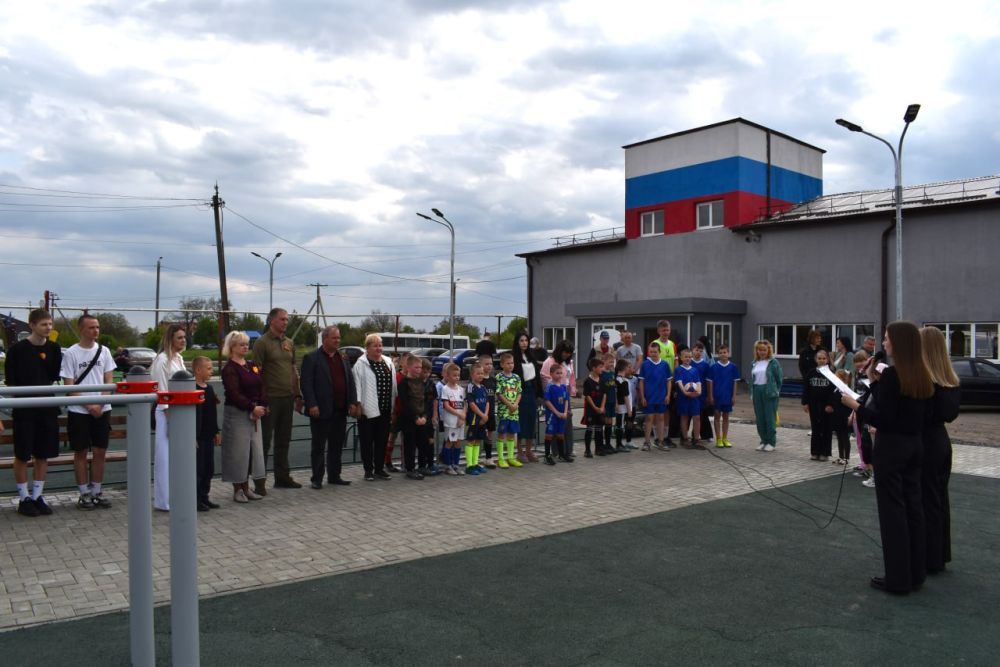 В Кировском торжественно открыли новую спортивную и детскую площадку В Кировском торжественно открыли новую спортивную и детскую площадку
