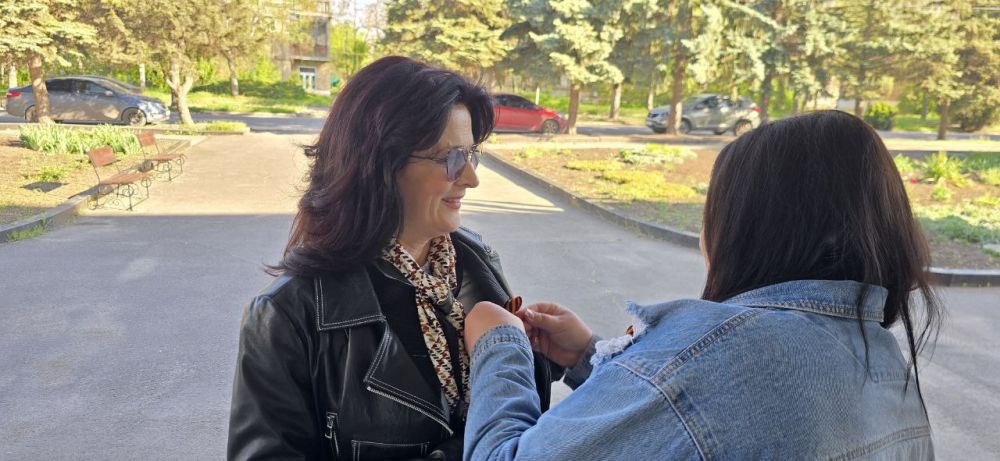 Сектор молодежной политики провел акцию "Георгиевская лента" в администрации городского округа Докучаевск Сектор молодежной политики провел акцию "Георгиевская лента" в администрации городского округа Докучаевск