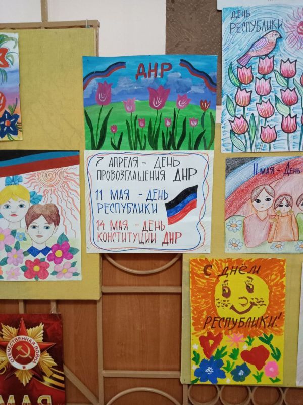5 мая в фойе Зугрэсской детской школы искусств открылась выставка работ учащихся преподавателей Марченко Л.А., Шилова А.И., посвященная Дню провозглашения ДНР, Дню Конституции ДНР 5 мая в фойе Зугрэсской детской школы искусств открылась выставка работ учащихся преподавателей Марченко Л.А., Шилова А.И., посвященная Дню провозглашения ДНР, Дню Конституции ДНР