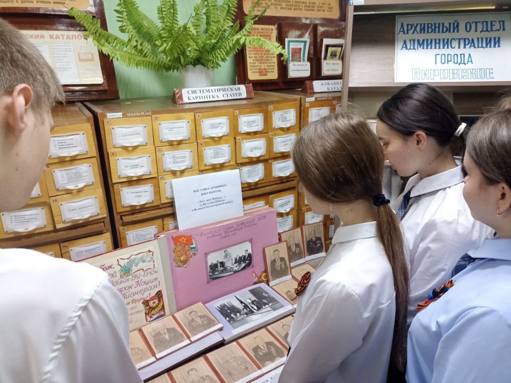 Школьники Кировского посетили выставку посвященную 80-й годовщине Великой Победы Школьники Кировского посетили выставку посвященную 80-й годовщине Великой Победы