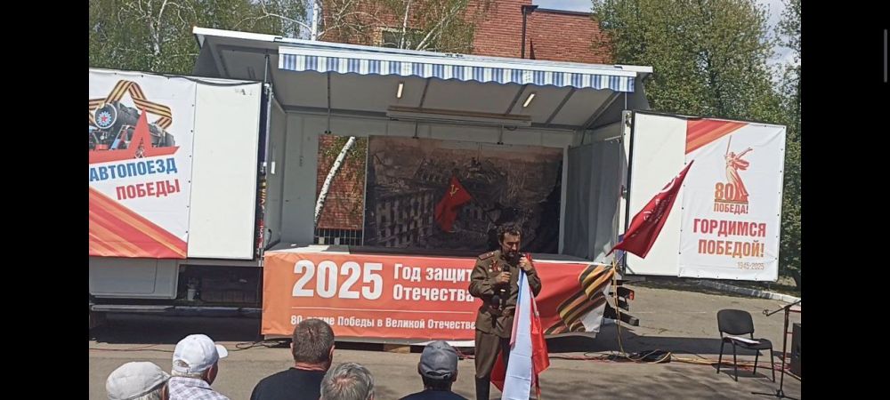 Сегодня жителям Каменки посчастливилось побывать на ещё одном концерте #Фронтовая_творческая_бригада_ансамбля_песни_и_пляски_восточного_военного_округа порадовали своим творчеством Сегодня жителям Каменки посчастливилось побывать на ещё одном концерте #Фронтовая_творческая_бригада_ансамбля_песни_и_пляски_восточного_военного_округа порадовали своим творчеством