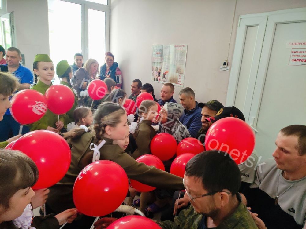 Сегодня в Центральной городской больнице № 17 г. Донецка состоялся праздничный концерт «Пусть всегда будет мир!» Сегодня в Центральной городской больнице № 17 г. Донецка состоялся праздничный концерт «Пусть всегда будет мир!»
