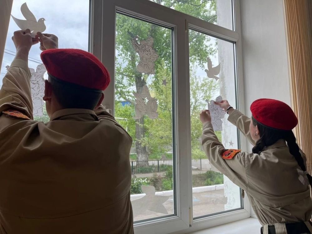 ОКНА ПОБЕДЫ. Юнармейцы отряда ВПК «Пламя» штаба местного отделения городского округа Харцызска СШ № 4, ученики из 8-А класса Мокровуз Виктория, Хропот Елизавета, Воробьев Сергей, Матинян Михаил присоединились к Всероссийской... ОКНА ПОБЕДЫ. Юнармейцы отряда ВПК «Пламя» штаба местного отделения городского округа Харцызска СШ № 4, ученики из 8-А класса Мокровуз Виктория, Хропот Елизавета, Воробьев Сергей, Матинян Михаил присоединились к Всероссийской...
