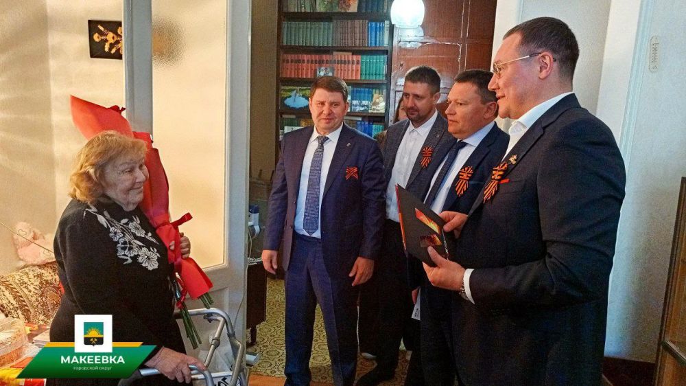 Александр Подгорный: 6 мая в преддверии Дня Победы на территории Макеевского металлургического завода торжественно открыли Аллею Славы Александр Подгорный: 6 мая в преддверии Дня Победы на территории Макеевского металлургического завода торжественно открыли Аллею Славы