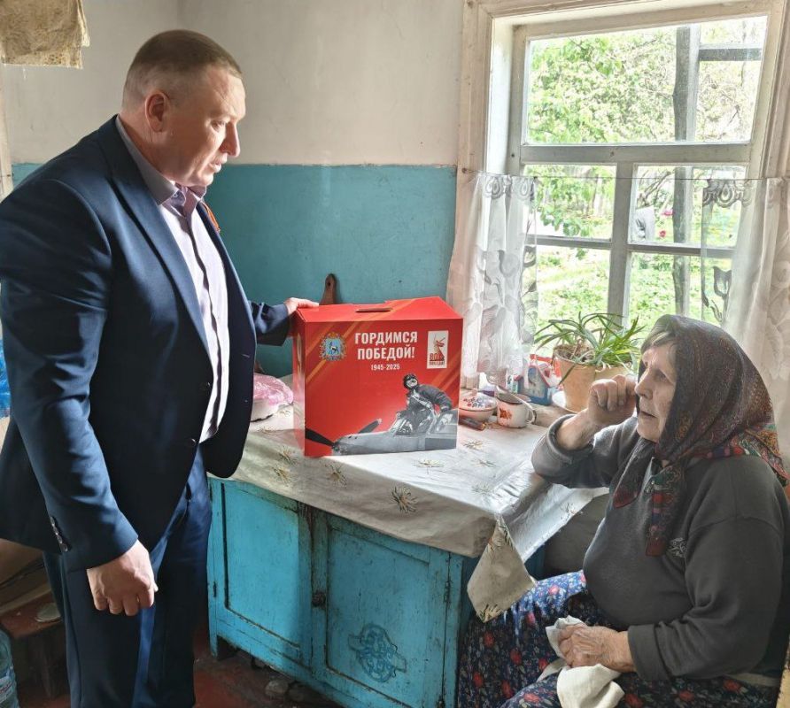 Глава Снежного поздравил ветеранов с 80-летием Великой Победы Глава Снежного поздравил ветеранов с 80-летием Великой Победы