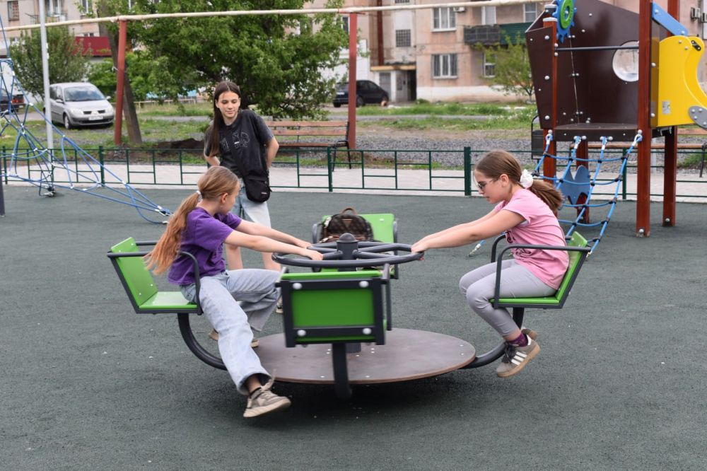В Кировском торжественно открыли новую спортивную и детскую площадку В Кировском торжественно открыли новую спортивную и детскую площадку