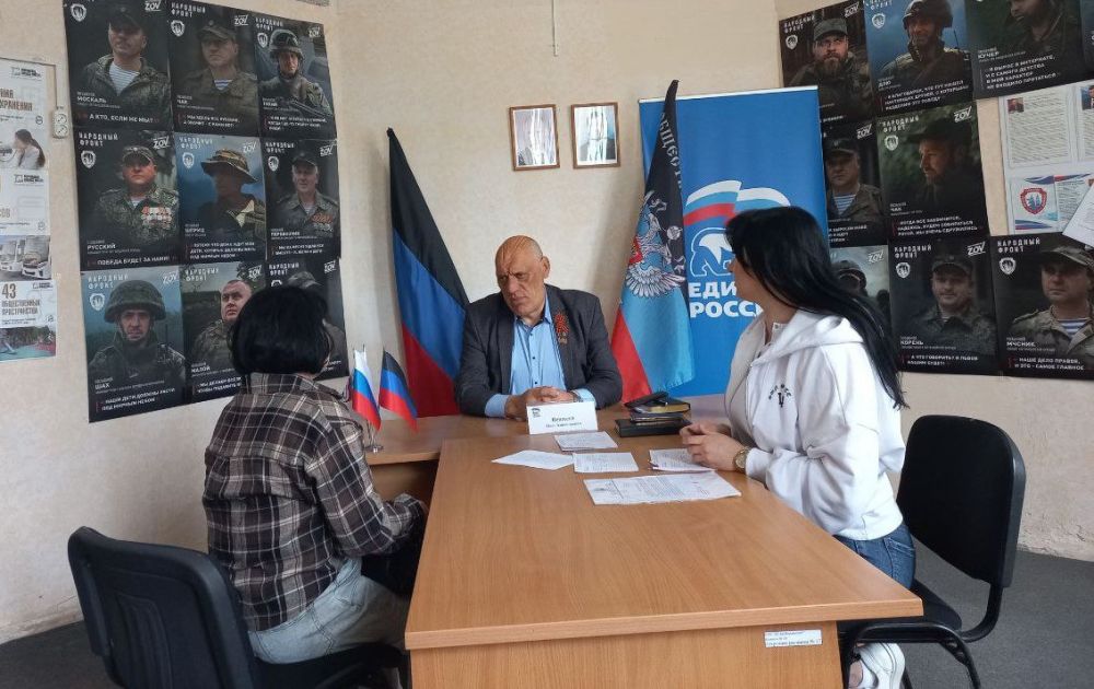 6 мая депутат Макеевского городского совета ДНР первого созыва Олег Венжега провел прием граждан по личным вопросам в общественной приемной Председателя ВПП «Единая Россия» Д.А. Медведева Советского внутригородского района... 6 мая депутат Макеевского городского совета ДНР первого созыва Олег Венжега провел прием граждан по личным вопросам в общественной приемной Председателя ВПП «Единая Россия» Д.А. Медведева Советского внутригородского района...