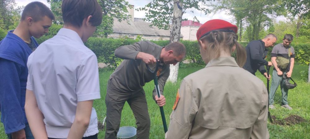 Александр Шатов: В Шахтерском округе высадили саженцы сосны у Братской могилы советских воинов Александр Шатов: В Шахтерском округе высадили саженцы сосны у Братской могилы советских воинов