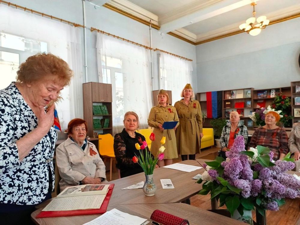 В преддверии празднования Дня Победы в Зугрэсской библиотеке-филиале №3 состоялась литературно-музыкальная композиция «А песни тоже воевали» с клубом «Серебряная нить» В преддверии празднования Дня Победы в Зугрэсской библиотеке-филиале №3 состоялась литературно-музыкальная композиция «А песни тоже воевали» с клубом «Серебряная нить»