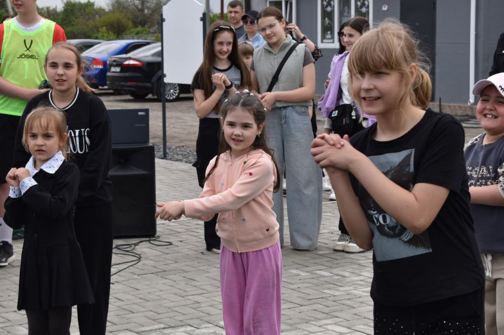 В Кировском торжественно открыли новую спортивную и детскую площадку В Кировском торжественно открыли новую спортивную и детскую площадку