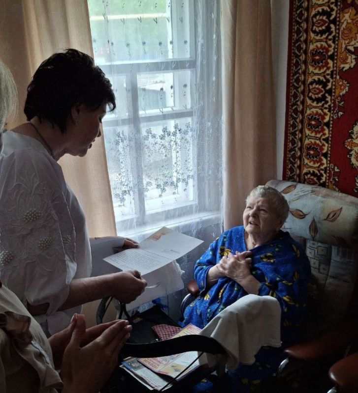 В преддверии Дня победы депутаты Ясиноватского муниципального совета доставили письма от президента Российской Федерации Владимира Владимировича Путина участникам Великой Отечественной Войны из Ясиноватой В преддверии Дня победы депутаты Ясиноватского муниципального совета доставили письма от президента Российской Федерации Владимира Владимировича Путина участникам Великой Отечественной Войны из Ясиноватой