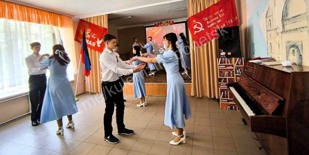 В донецкой гимназии № 19 состоялся фестиваль инсценированной военно-патриотической песни «Песни, опалённые войной…», посвящённый 80-летию Победы в Великой Отечественной войне! В донецкой гимназии № 19 состоялся фестиваль инсценированной военно-патриотической песни «Песни, опалённые войной…», посвящённый 80-летию Победы в Великой Отечественной войне!