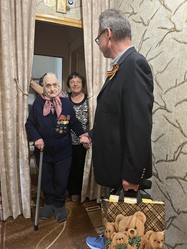 В преддверии празднования 80-летия Великой Победы заместитель министра труда и социальной защиты ДНР Владислав Морозов посетил жительниц блокадного Ленинграда, Головакину Валентину Ивановну и Жукову Валентину Евгеньевну В преддверии празднования 80-летия Великой Победы заместитель министра труда и социальной защиты ДНР Владислав Морозов посетил жительниц блокадного Ленинграда, Головакину Валентину Ивановну и Жукову Валентину Евгеньевну