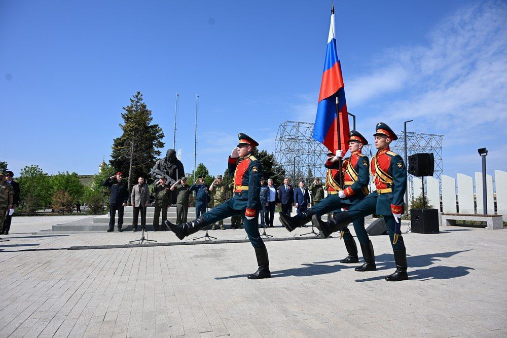 В преддверии Дня Победы Глава ДНР Денис Пушилин возложил цветы к Вечному огню на вершине кургана Саур-Могила В преддверии Дня Победы Глава ДНР Денис Пушилин возложил цветы к Вечному огню на вершине кургана Саур-Могила
