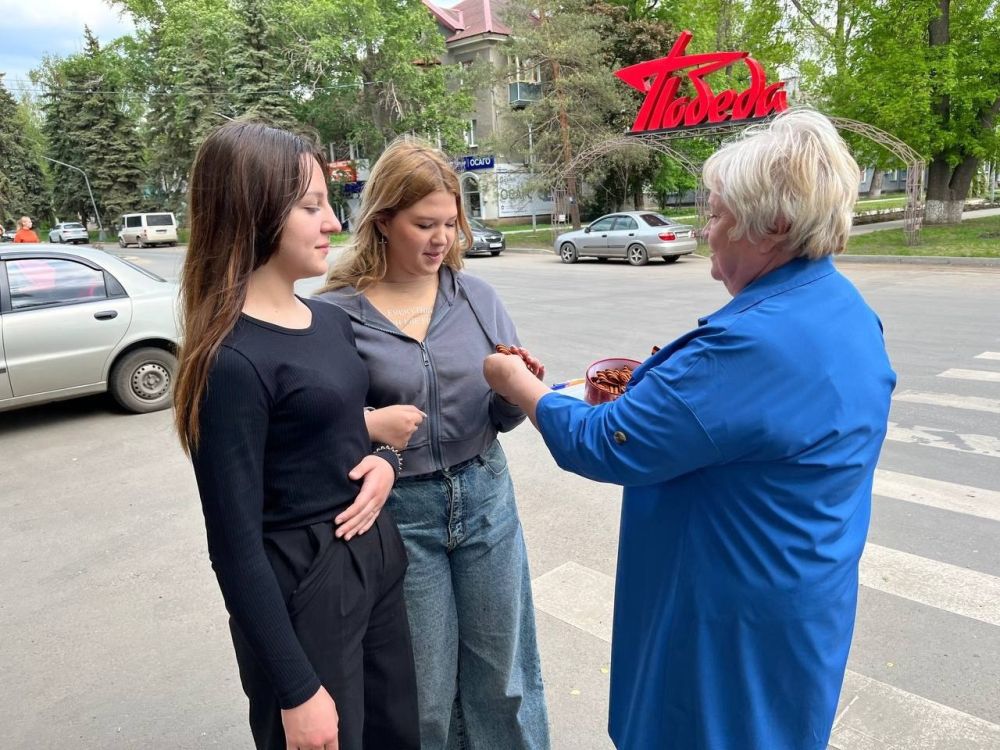 6 мая, вблизи сквера «Аллея памяти», развернулась акция «Наша память жива» , посвященная популяризации Георгиевской ленты 6 мая, вблизи сквера «Аллея памяти», развернулась акция «Наша память жива» , посвященная популяризации Георгиевской ленты
