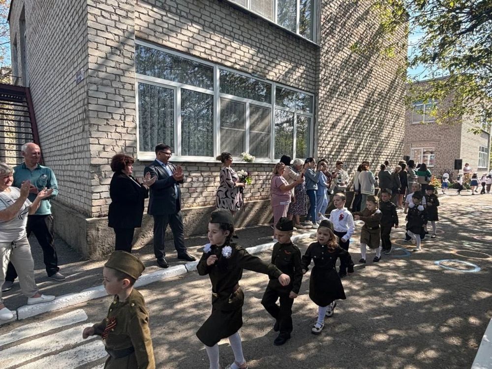 7 мая 2025 года в Новоазовском детском саду №6 прошел праздничный парад дошкольных войск, который принимали почетные гости - глава муниципального образования Новоазовского муниципального округа Василий Овчаров и начальник... 7 мая 2025 года в Новоазовском детском саду №6 прошел праздничный парад дошкольных войск, который принимали почетные гости - глава муниципального образования Новоазовского муниципального округа Василий Овчаров и начальник...