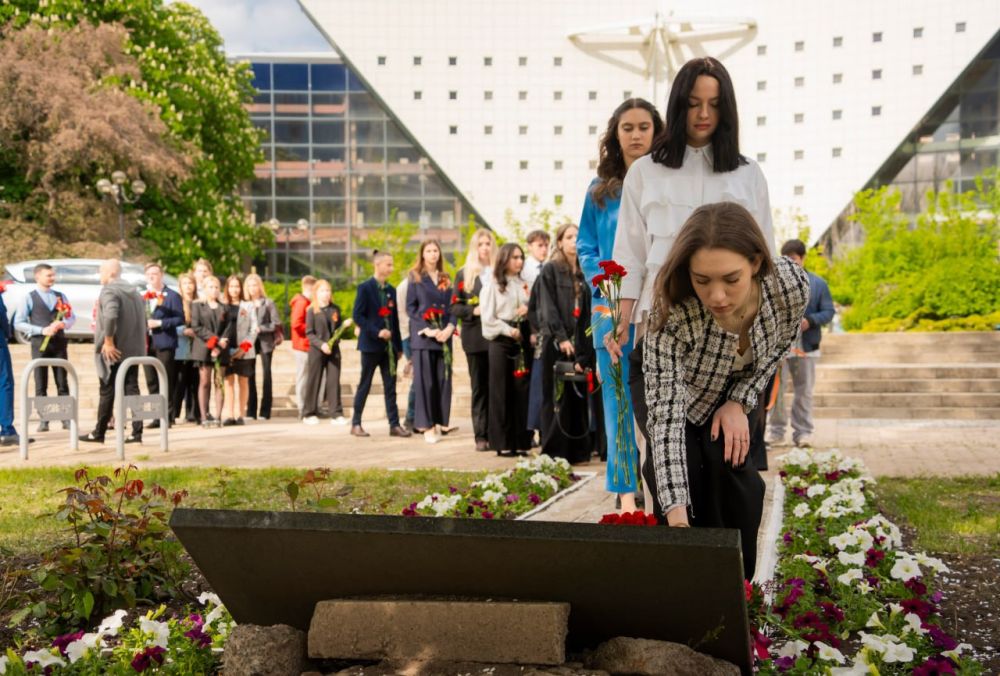 В Донецке прошла акция памяти в честь погибших работников образования и науки В Донецке прошла акция памяти в честь погибших работников образования и науки