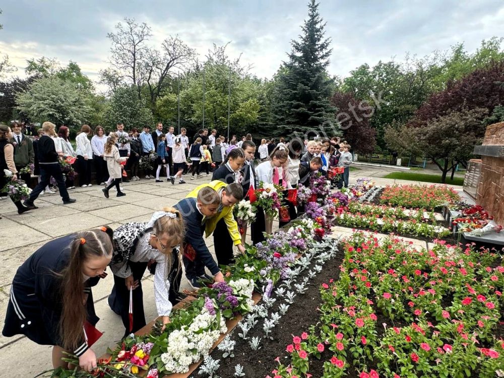В преддверии 80-й годовщины Великой Победы обучающиеся и педагоги учреждений образования Кировского района возложили цветы к памятникам, могилам героев Великой Отечественной войны В преддверии 80-й годовщины Великой Победы обучающиеся и педагоги учреждений образования Кировского района возложили цветы к памятникам, могилам героев Великой Отечественной войны