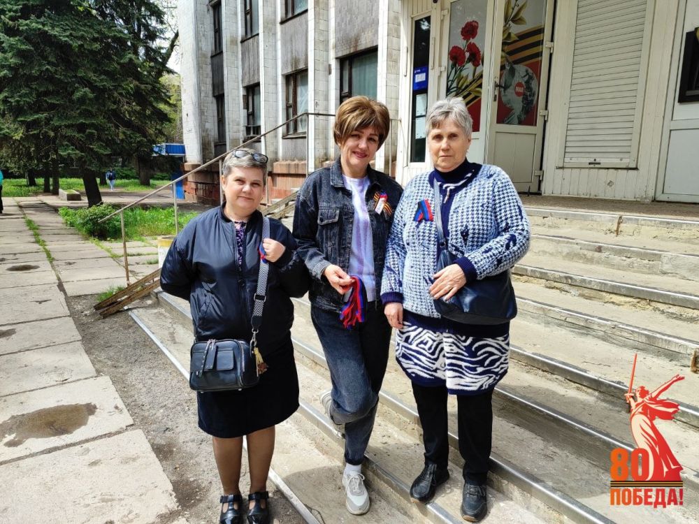 Патриотическая акция «Триколор» по раздаче ленточек в честь празднования Дня Республики в Калининском внутригородском районе города Горловка продолжается Патриотическая акция «Триколор» по раздаче ленточек в честь празднования Дня Республики в Калининском внутригородском районе города Горловка продолжается