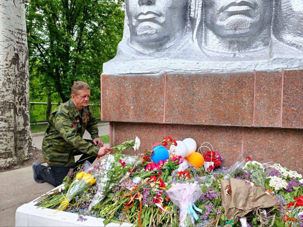 Михаил Меренков: В преддверии празднования 80-й годовщины Великой Победы в Буденновском районе прошли церемонии возложения цветов у мемориалов и памятных знаков Великой Отечественной войны Михаил Меренков: В преддверии празднования 80-й годовщины Великой Победы в Буденновском районе прошли церемонии возложения цветов у мемориалов и памятных знаков Великой Отечественной войны